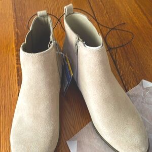 New ladies size 8 White Mountain ankle boots taupe suede genuine leather upper